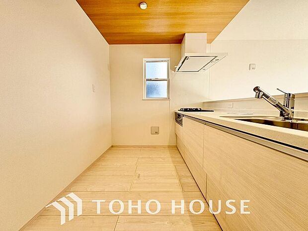 夫婦そろってキッチンに立っても調理がしやすく余裕の広さ。家事をしながら会話も弾みます。