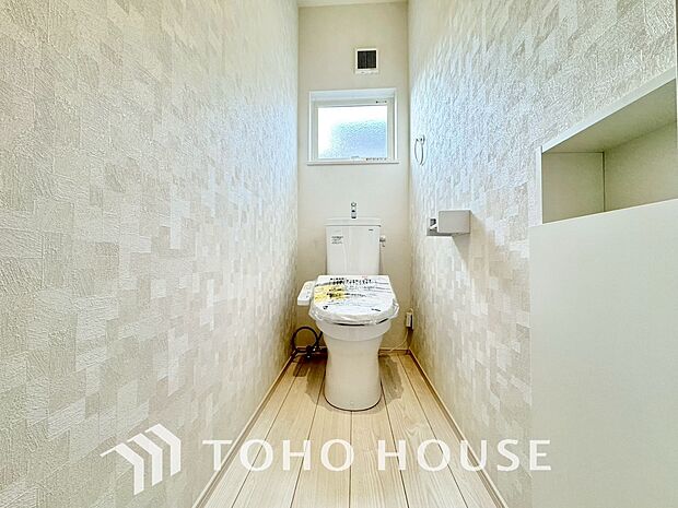 十分な広さと清潔感のあるカラーで纏まったおトイレ。時間に余裕とゆとりを持たせます。