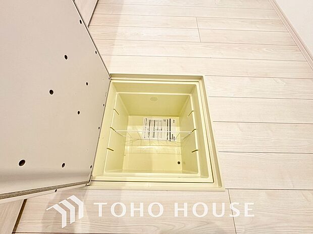 キッチン下部に設けた床下収納。缶詰のストックや非常食、梅酒や味噌などの保存食入れとして利用可です。