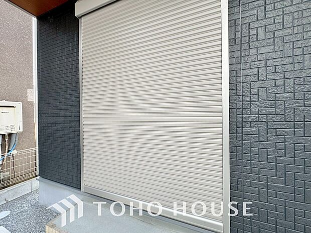 台風などの激しい雨風からお家を守るのはもちろん、空き巣対策などの防犯抑止や防音にも効果を発揮します。