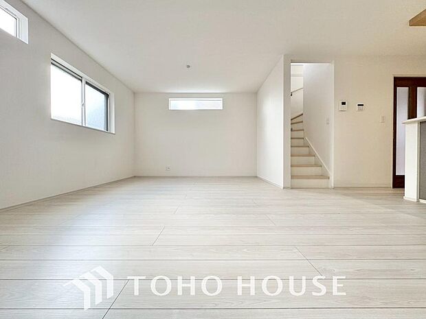 リビングも広く設け、訪れる人々を暖かく迎えてくれます。