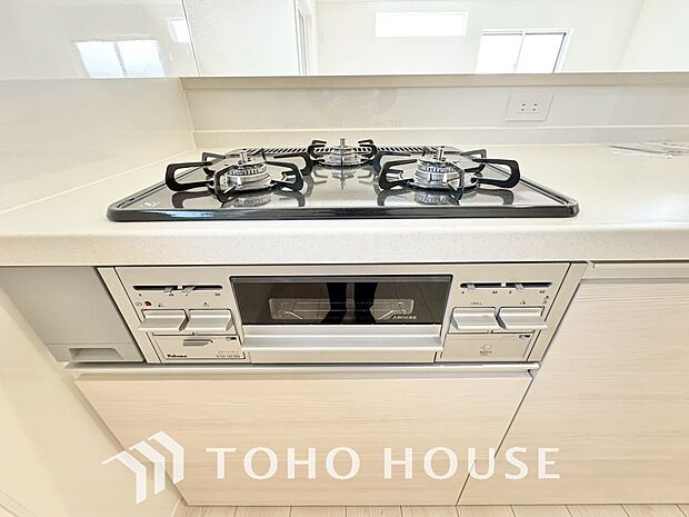 3口コンロは一度に複数のお料理を作ることができるメリットがあります。毎日のキッチンタイムを効率よく。