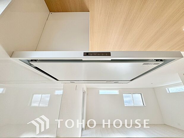 キッチンの換気扇はスタイリッシュなデザインで、日々のお手入れもラクラクな仕様となっております。
