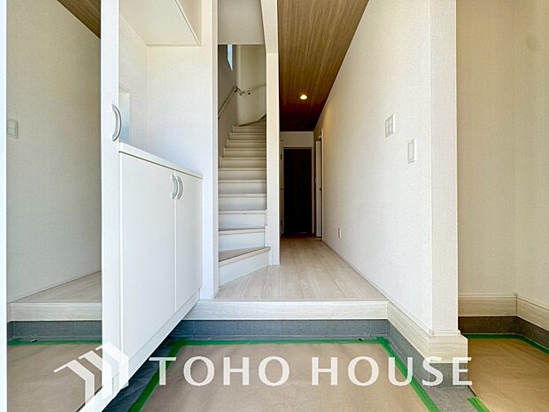 人を迎え入れる最初の場所だからこそ、清潔感が大事。ゆとりあるシューズインクロークも設置しました。