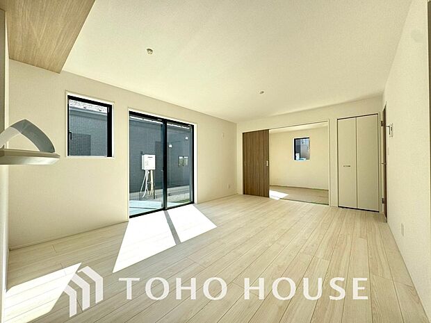 リビングも広く設け、訪れる人々を暖かく迎えてくれます。