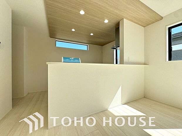 夫婦そろってキッチンに立っても調理がしやすく余裕の広さ。家事をしながら会話も弾みます。