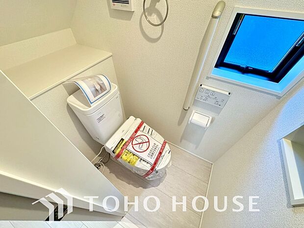 十分な広さと清潔感のあるカラーで纏まったおトイレ。時間に余裕とゆとりを持たせます。