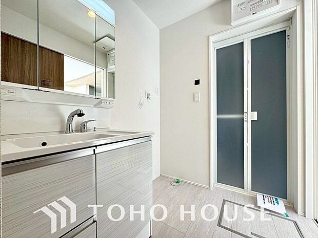 手で洗いたい大切な服など、広く使えると助かる洗面台は汚れの付きにくい形状と素材で造られております。