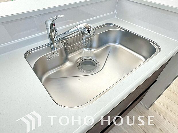 クリアな水が毎日使え見た目にもスマートな浄水器一体型。お料理などで安心して使える人気の機能です。