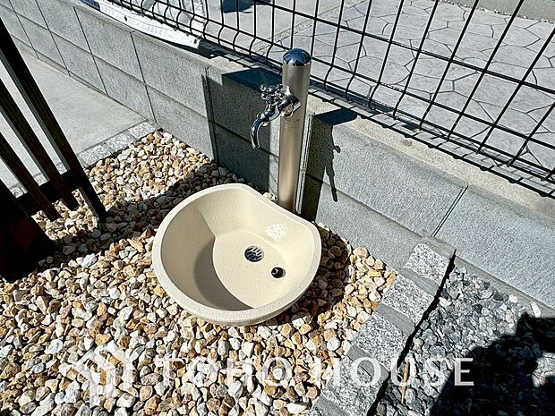 洗車の手入れや外回りのお掃除の際など、あると便利な外の立水栓がございます。