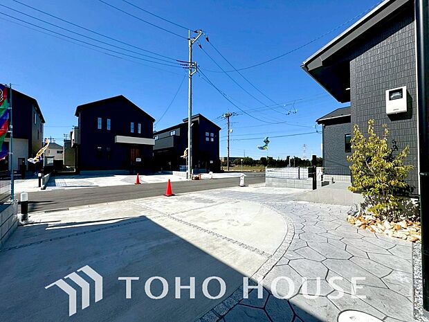 ゆったりとした駐車スペースを確保いたしましたので、大きめのお車でも駐車可能です。