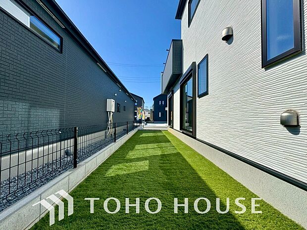 リビングの窓先に緑を感じる生活が贅沢に感じる世の中です。ガーデニングで癒しの空間を。