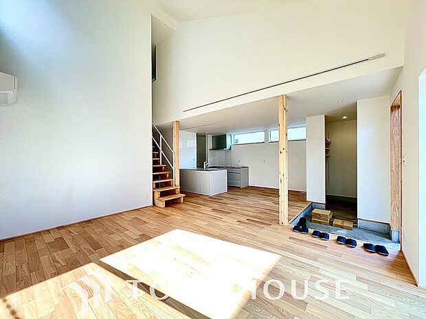 リビングも広く設け、訪れる人々を暖かく迎えてくれます。