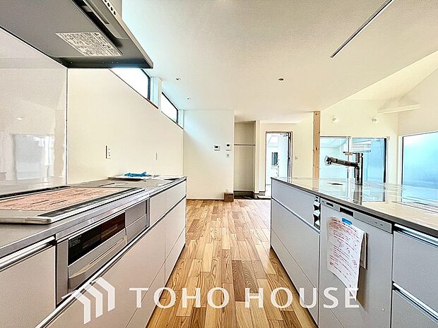 ご家族みんなで調理ができる位のスペースを実現したキッチン空間となっております。