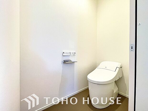 十分な広さと清潔感のあるカラーで纏まったおトイレ。時間に余裕とゆとりを持たせます。