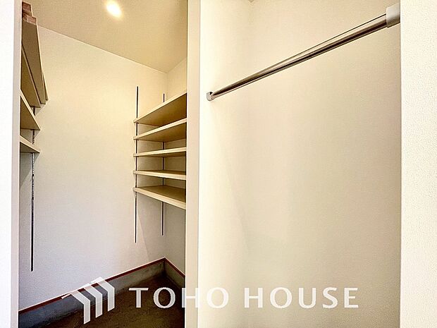 土足のまま入れるの玄関収納。ゴルフバックや部活&スポーツ用品、日常使いの傘なども収納できて便利です。