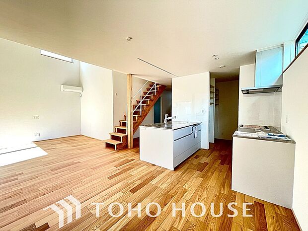 光が注がれる青い空から鮮やかに赤色にゆっくりと染まる。そんな優しい時間がここでは流れてゆく。