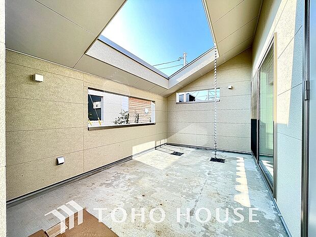 「囲間」という名のプライベートテラス。リビングに続く屋外空間でお子様のプールやティータイムを。