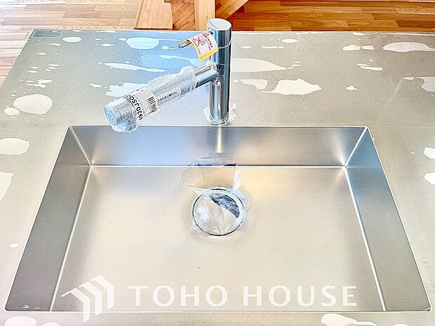 ワンタッチで浄水と原水を切り替えできる浄水器一体型水栓は水道水に含まれる有害物質を除去してくれます。