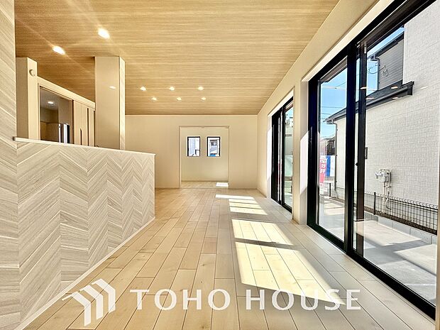 リビングも広く設け、訪れる人々を暖かく迎えてくれます。