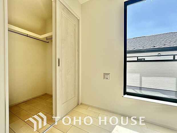 奥行きあるクローゼットを採用。衣装ケースや、掃除機といった物を収納できるような造りになっております。