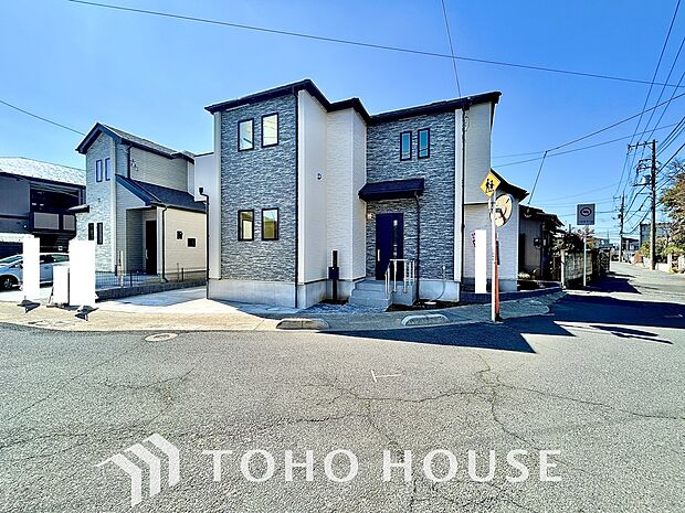 街並みの風景に包み込まれながら、瀟洒な印象も湛えて佇みます。