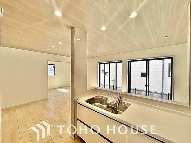 造りこんだ空間演出の妙が生み出す光と質のハーモニーはこの住宅のクオリティの良さを実感させてくれます。