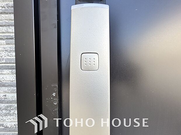 防犯対策への意識が高まっている最近では、補助錠として鍵穴のない電子錠を選ぶ方も増えています。