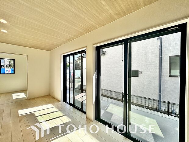 二層のガラスの間に空気層や特殊ガス層を作ることで断熱性能や結露防止効果を高めたサッシを装備してます。