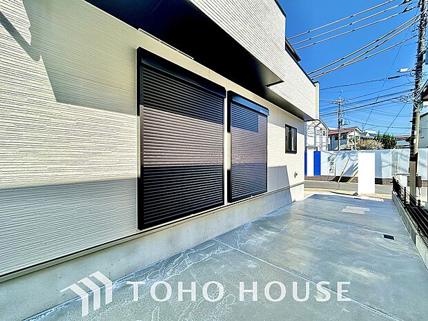 台風などの激しい雨風からお家を守るのはもちろん、空き巣対策などの防犯抑止や防音にも効果を発揮します。