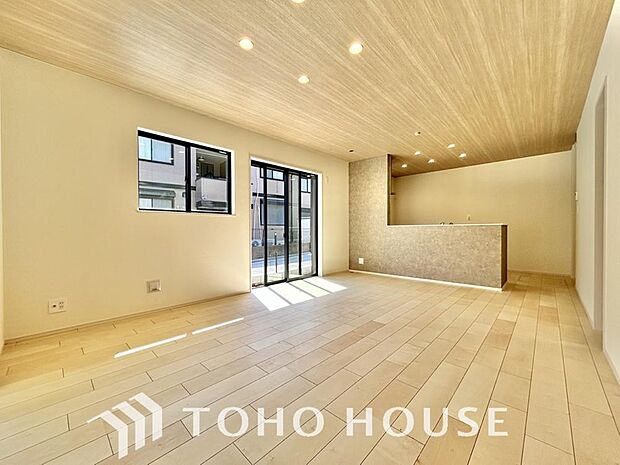 リビングも広く設け、訪れる人々を暖かく迎えてくれます。