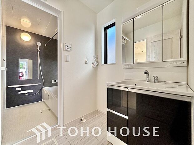 手で洗いたい大切な服など、広く使えると助かる洗面台は汚れの付きにくい形状と素材で造られております。