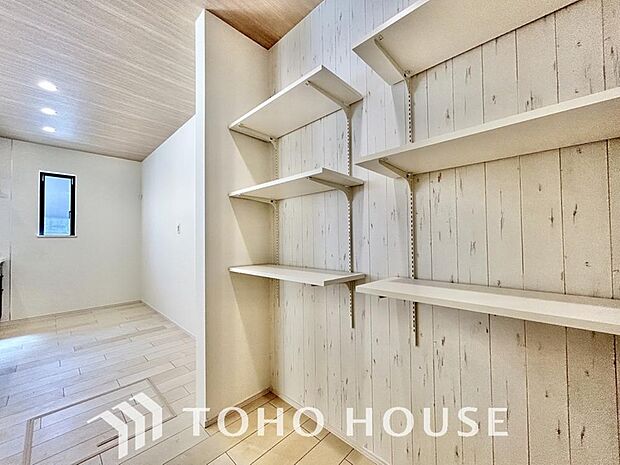 忙しい共働き世帯など、食品の買い置きや日用品のストックに大変便利なパントリー収納が備わってます。