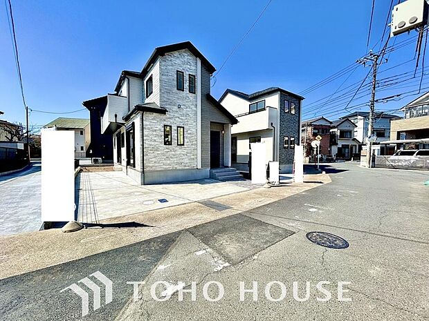 街並みの風景に包み込まれながら、瀟洒な印象も湛えて佇みます。