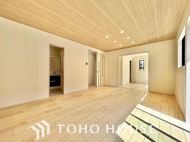 光が注がれる青い空から鮮やかに赤色にゆっくりと染まる。そんな優しい時間がここでは流れてゆく。