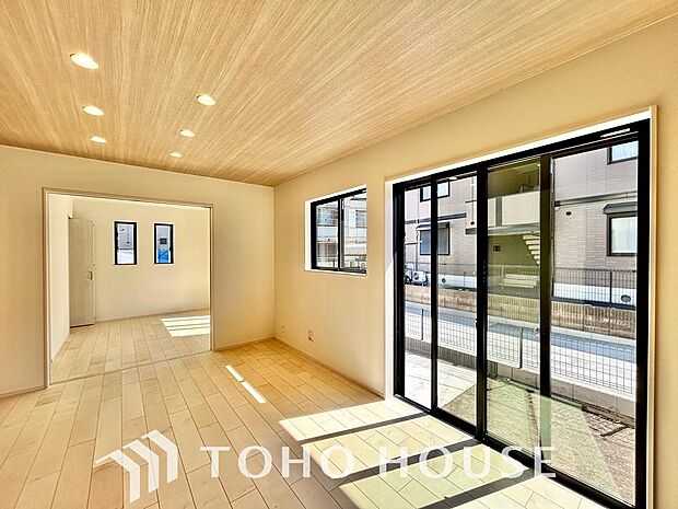 二層のガラスの間に空気層や特殊ガス層を作ることで断熱性能や結露防止効果を高めたサッシを装備してます。