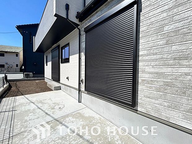 台風などの激しい雨風からお家を守るのはもちろん、空き巣対策などの防犯抑止や防音にも効果を発揮します。