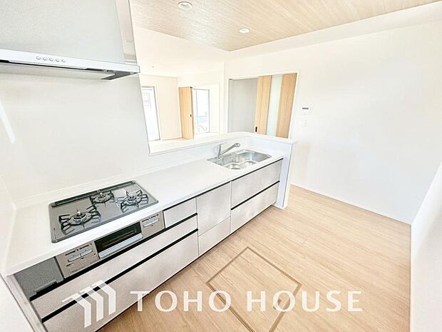 キッチンの収納は、デッドスペースになりやすい箇所を有効活用できる、スライド式収納を採用しました。