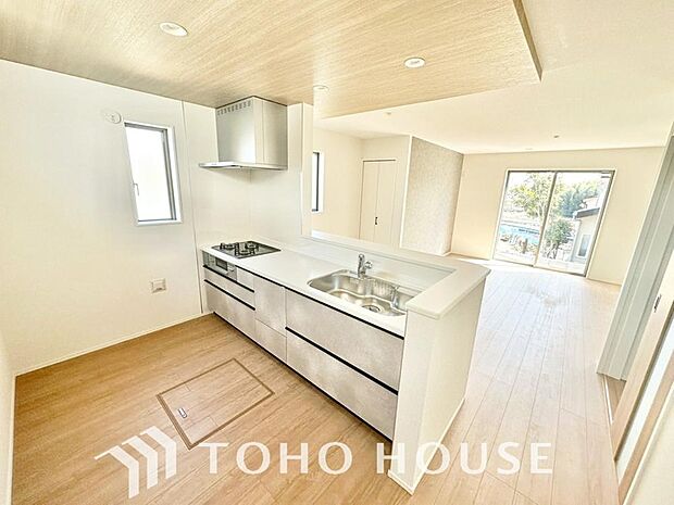 ご家族みんなで調理ができる位のスペースを実現したキッチン空間となっております。