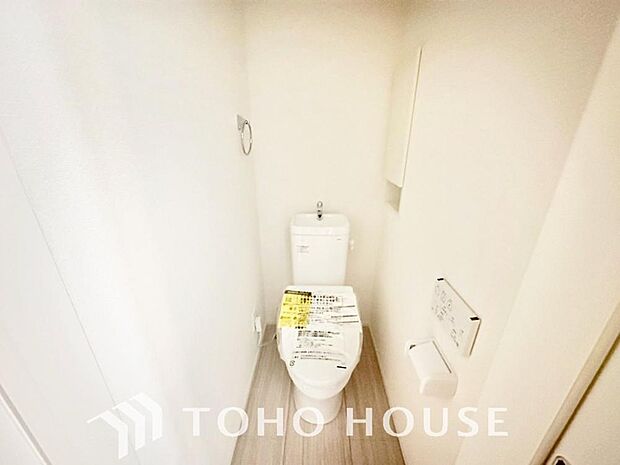 十分な広さと清潔感のあるカラーで纏まったおトイレ。時間に余裕とゆとりを持たせます。