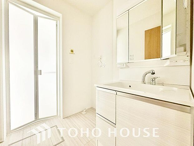 お家の中でも特にプライベートスペースとなる洗面所は、洗濯場所と浴室を同じ空間でまとめております。