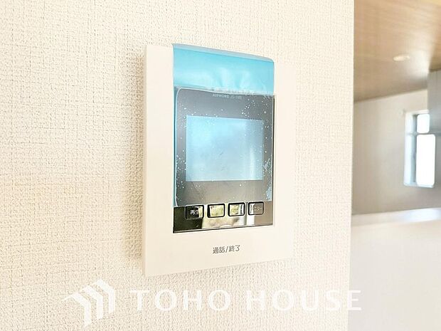 誰が来てもわかる様にモニター付きインターホンを設置。家事導線を考慮した個所に設置し、防犯性と利便性に優れ快適と安らぎを合わせた優しい設計。