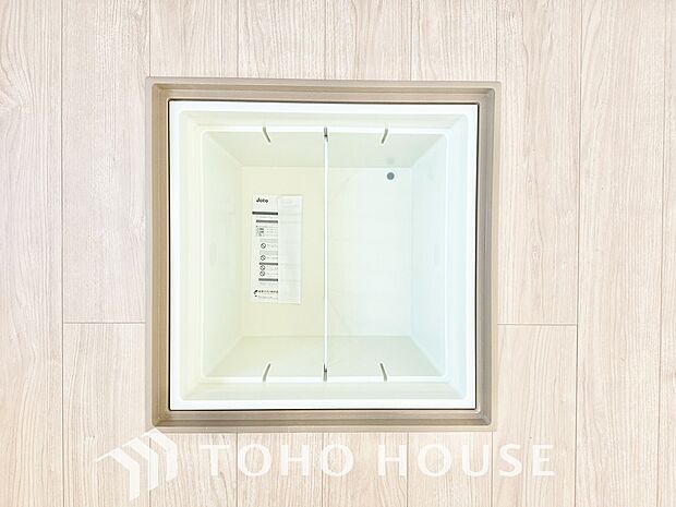 キッチン下部に設けた床下収納。缶詰のストックや非常食、梅酒や味噌などの保存食入れとして利用可です。