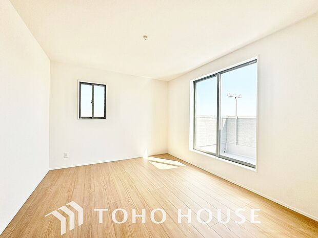 清潔感あるホワイトの壁紙と温もり溢れるカラーの床材が見事に調和した本邸宅。