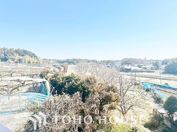 星空が地上に映りこむかのような夜景のきらめきまで、この街ならではの美しい風景の物語が室内に展開。