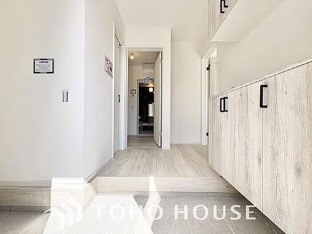 広々とした玄関スペースは何かと重宝します。ベビーカーも楽々置けるゆったりスペースが魅力です。