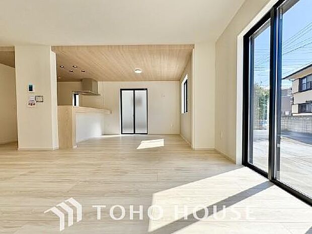 光が注がれる青い空から鮮やかに赤色にゆっくりと染まる。そんな優しい時間がここでは流れてゆく。