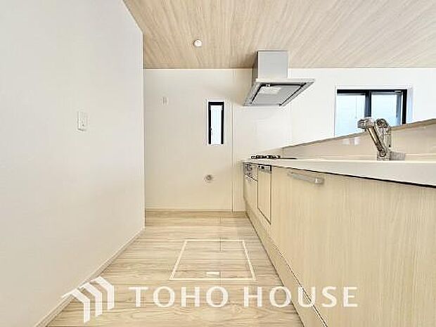 ご家族みんなで調理ができる位のスペースを実現したキッチン空間となっております。