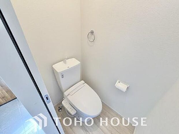 十分な広さと清潔感のあるカラーで纏まったおトイレ。時間に余裕とゆとりを持たせます。