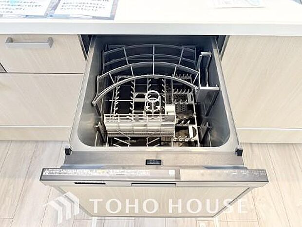 「ビルトインタイプ食器洗乾燥機」通常の手洗いでは使用出来ないほど高温のお湯や高圧水流を使うことにより汚れを効果的に落とすことができる。
